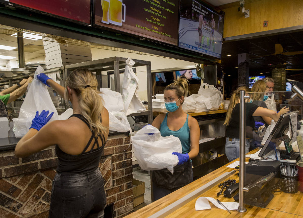 Johnny Mac's Sports Bar & Grill se ha mantenido ocupado, pero ha aumentado su actividad ya que ...