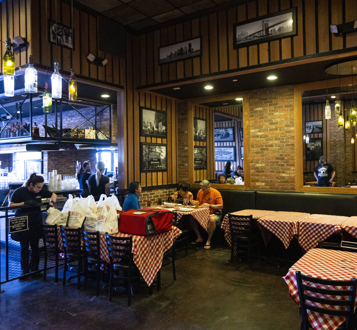 Clientes cenan en Grimaldi's en Boca Park a medida que algunos restaurantes abren para servicio ...
