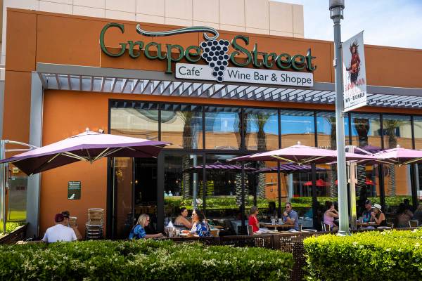 La gente cena en Grape Street mientras algunos restaurantes abren para servicio de mesa en el c ...