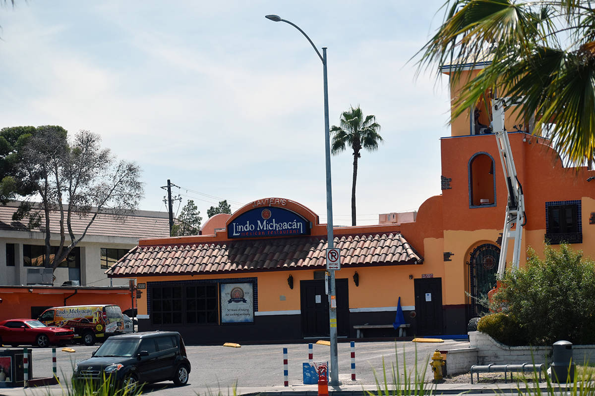 El restaurante Lindo Michoacán, que se localiza sobre la Desert Inn, casi esquina con la aveni ...