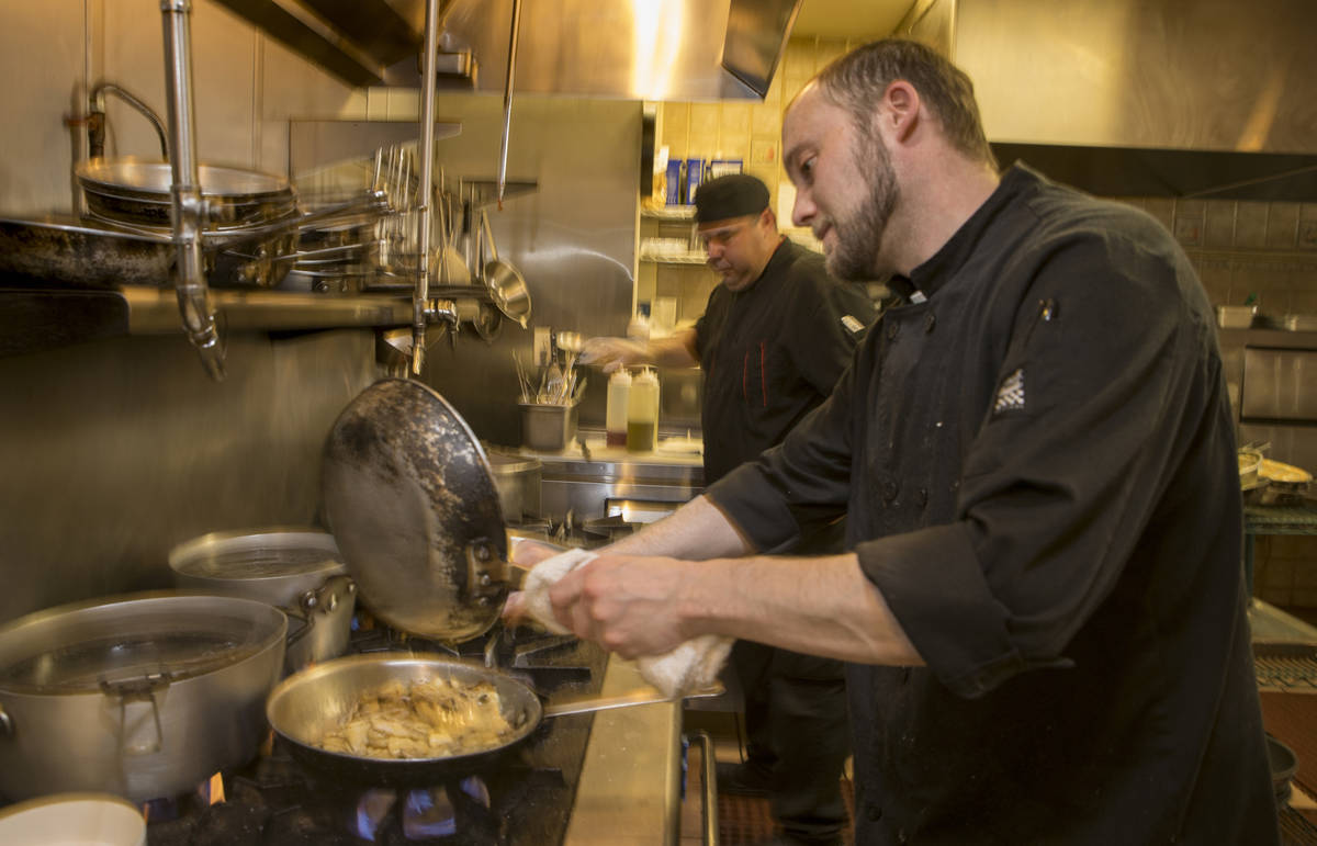 El chef Michael Prout prepara más platos en la cocina de D'Agostino's Trattoria el domingo, 10 ...