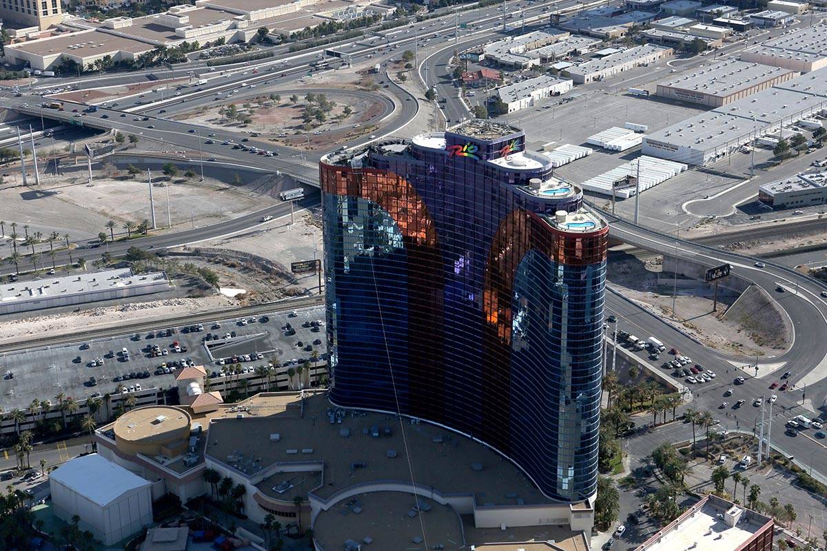 Una vista aérea del Hotel y Casino Río All-Suite desde el dirigible Goodyear el martes, 7 de ...