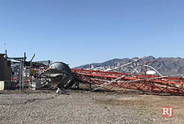Una torre de telefonía móvil derribada en Pahrump, Nevada, el 7 de mayo de 2020. (Oficina del ...
