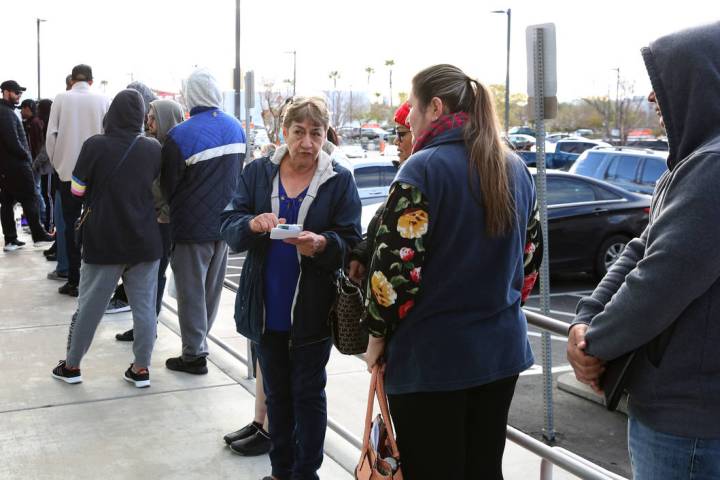 La gente hace fila en el One-Stop Career Center el martes, 17 de marzo de 2020, en Las Vegas. ( ...