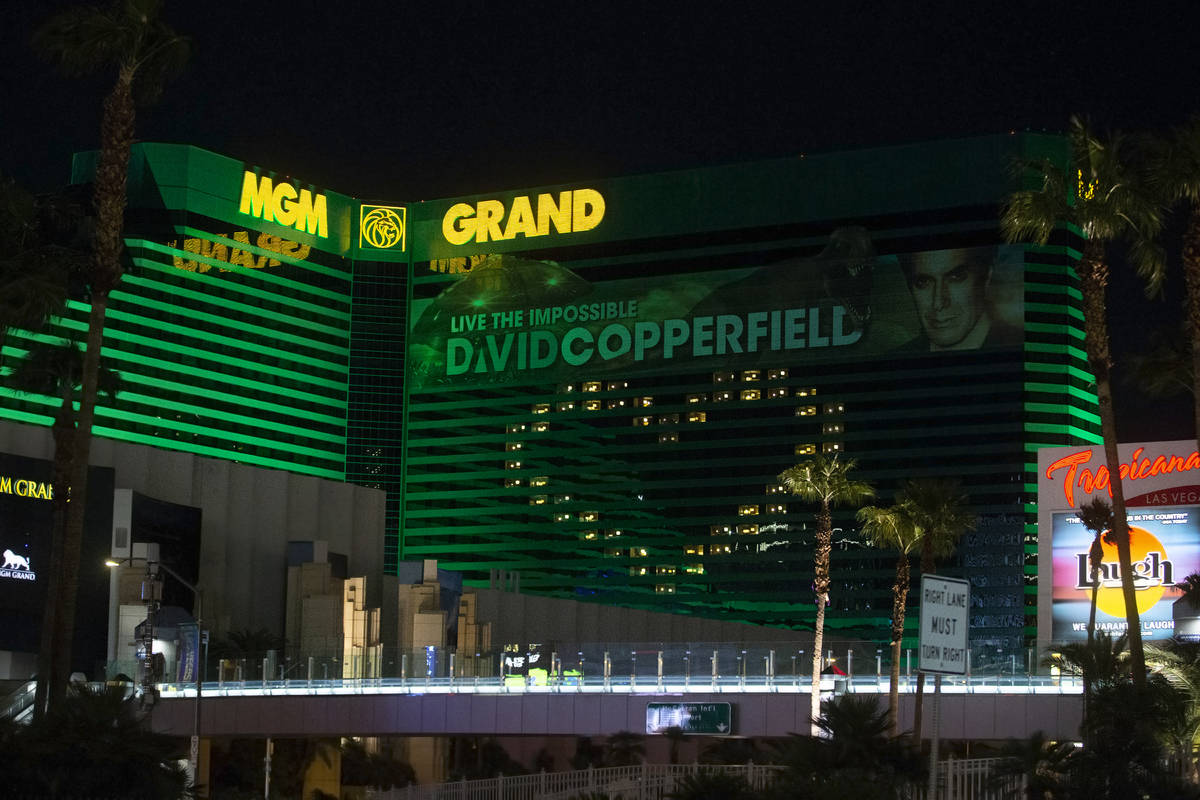 El MGM Grand muestra una señal de apoyo a Las Vegas durante la pandemia de coronavirus el mié ...