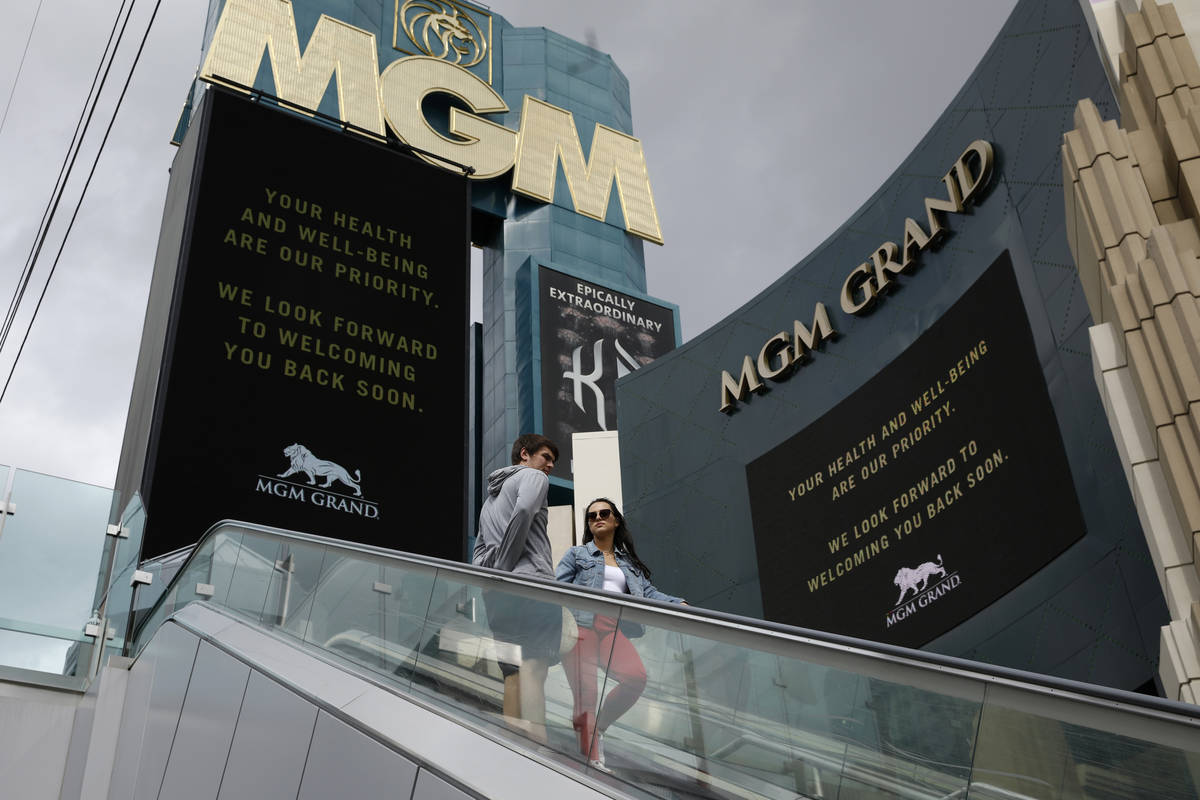 El MGM Grand hotel-casino, que está actualmente cerrado, muestra en sus marquesinas mensajes q ...