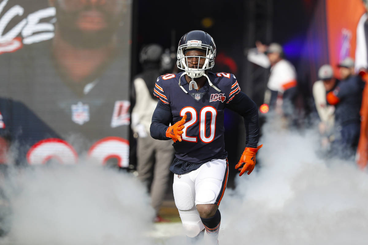 El cornerback de los Chicago Bears, Prince Amukamara (20), entra al campo en un juego de la NFL ...