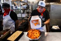 Vincent Rotolo, dueño de Good Pie, se prepara para hacer una triple pizza de pepperoni al esti ...