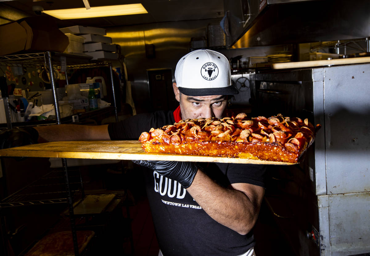 Vincent Rotolo, dueño de Good Pie, prepara una triple pizza de pepperoni al estilo Detroit en ...