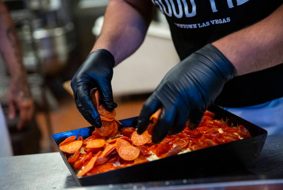 Vincent Rotolo, dueño de Good Pie, prepara una triple pizza de pepperoni al estilo Detroit en ...