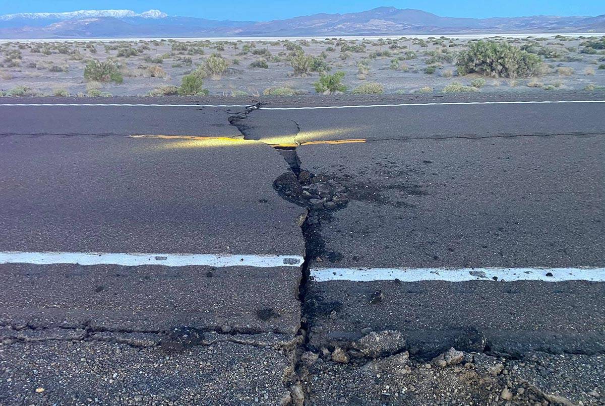 Separación de carreteras en la Autopista U.S. 95 cerca de Coaldale al oeste de Nevada después ...