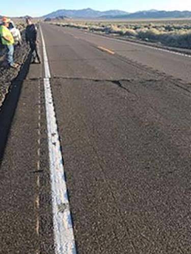Un vehículo del NDOT bloquea la Autopista U.S. 95 cerca de Coaldale al oeste de Nevada despué ...