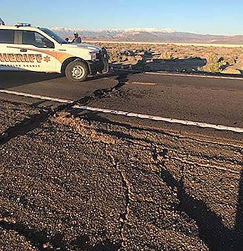 Un vehículo del NDOT bloquea la Autopista U.S. 95 cerca de Coaldale al oeste de Nevada despué ...