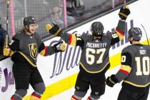 El centro de los Vegas Golden Knights, William Karlsson (71), celebra con el alero izquierdo Ma ...