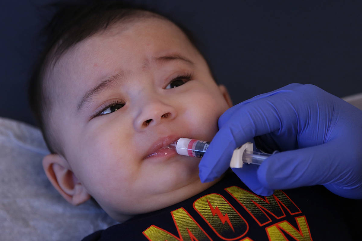 Aries Cano, de cuatro años, recibe una vacuna oral contra el rotavirus de Stephen Hibler, un a ...