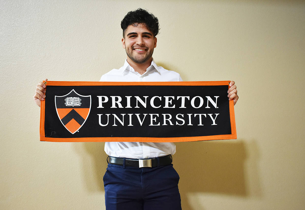 José Yañez posa con un distintivo de su “Alma Mater”, la Universidad de Princeton. Jueves ...