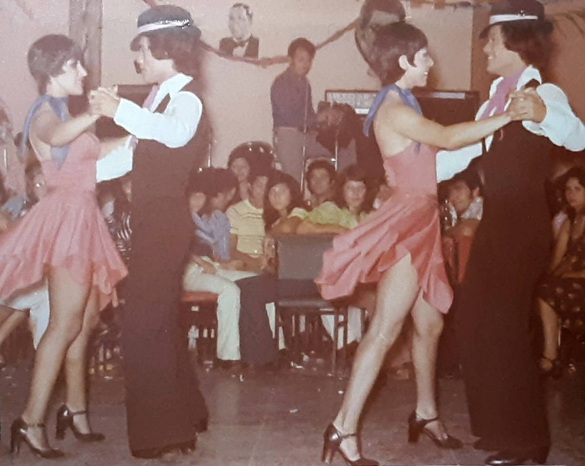 Luis A. Frías bailando tango junto a su hermano gemelo idéntico. Su familia no está segura d ...