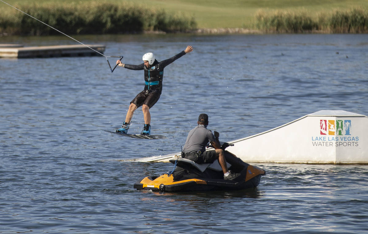 Jash Metz, con Lake Las Vegas Water Sports, practica wakeboard el viernes, 15 de mayo de 2020, ...
