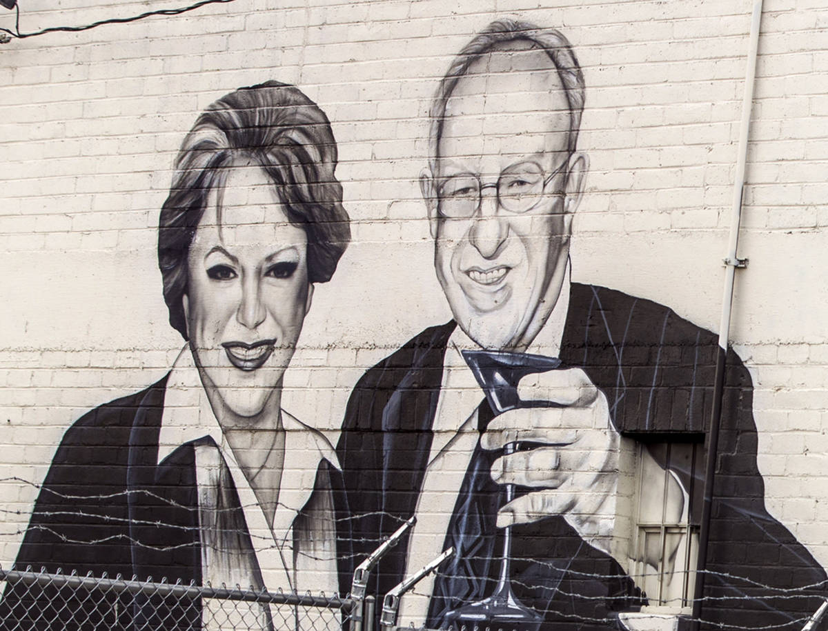 La alcaldesa Carolyn Goodman y su esposo Óscar son retratados en un mural que ahora lleva cubr ...