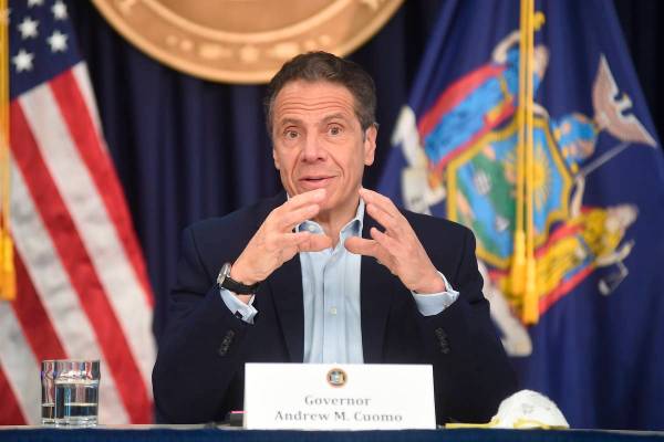 El gobernador de Nueva York, Andrew Cuomo, informa a los medios durante una conferencia de pren ...