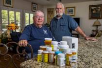 Los militares retirados Ken Knudsen, izquierda, y Rich Gray ya no pueden usar la farmacia de la ...