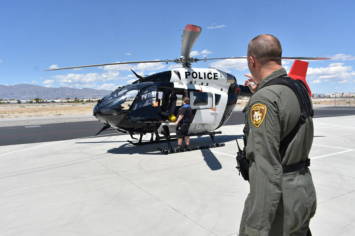 El oficial Ryan Petersen muestra la el helicóptero de LVMPD más novedoso para la búsqueda/re ...