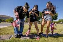 El veterano del Ejército, Howard Greenspon, izquierda, planta otra bandera estadunidense en la ...
