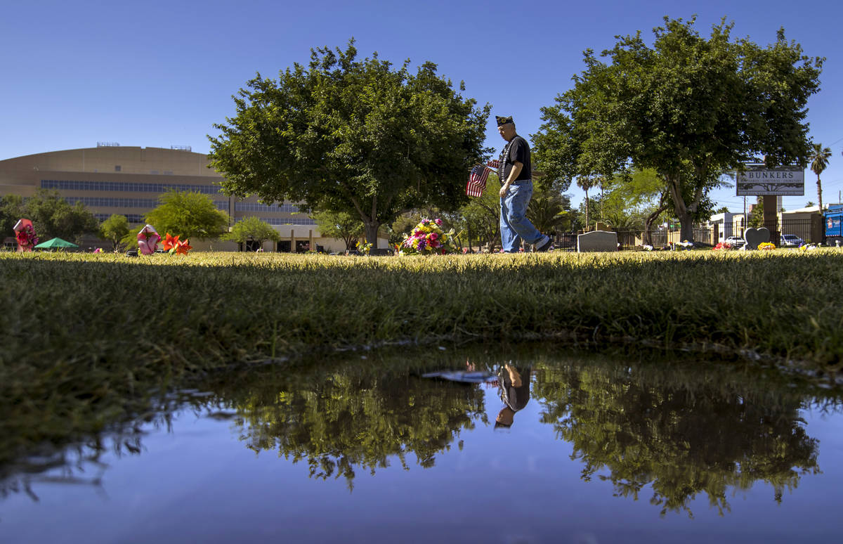 El veterano del Ejército, Howard Greenspon, se refleja en un pequeño charco de agua mientras ...