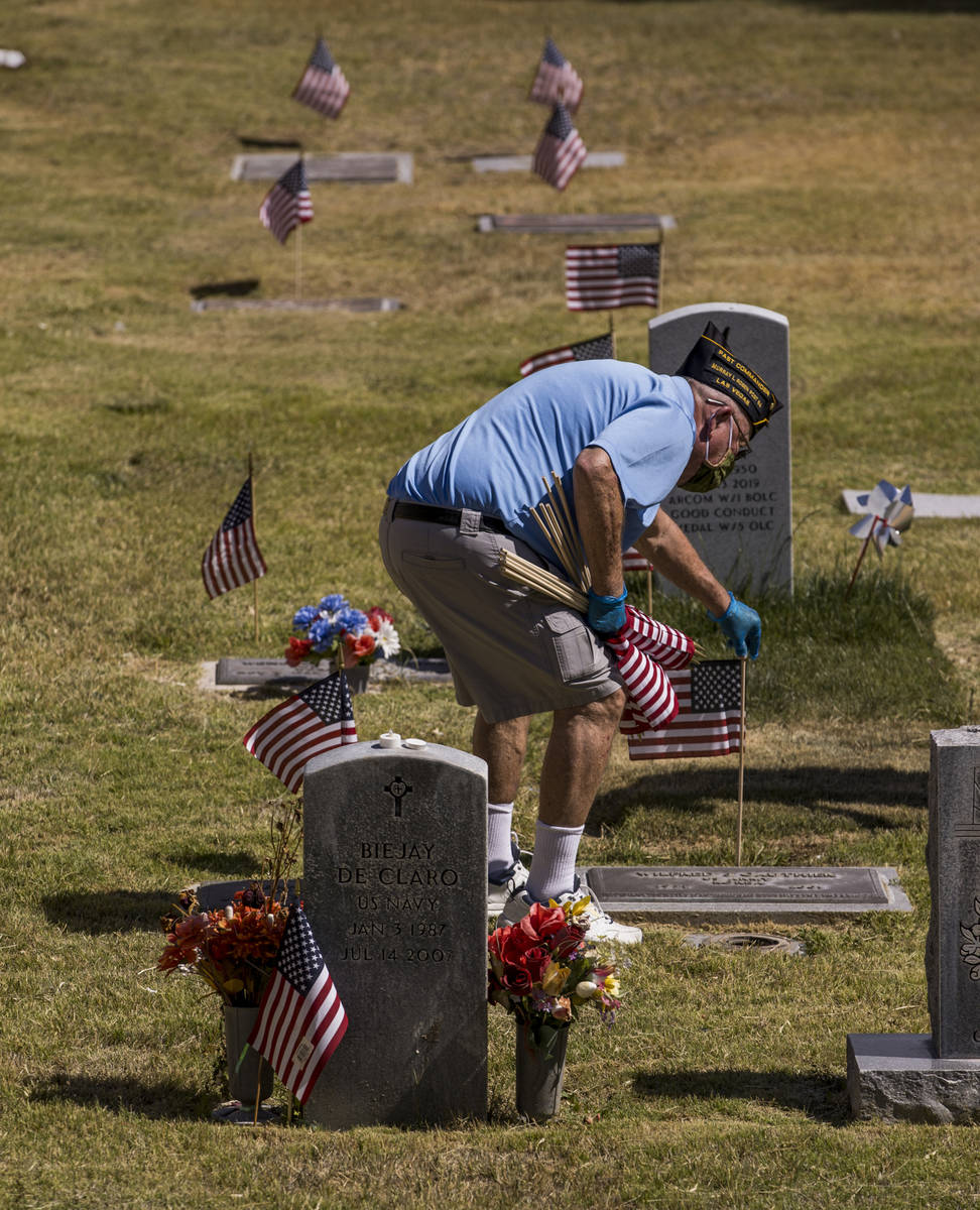 El teniente retirado del Ejército, Steve Seiden, planta más banderas estadounidenses en las t ...