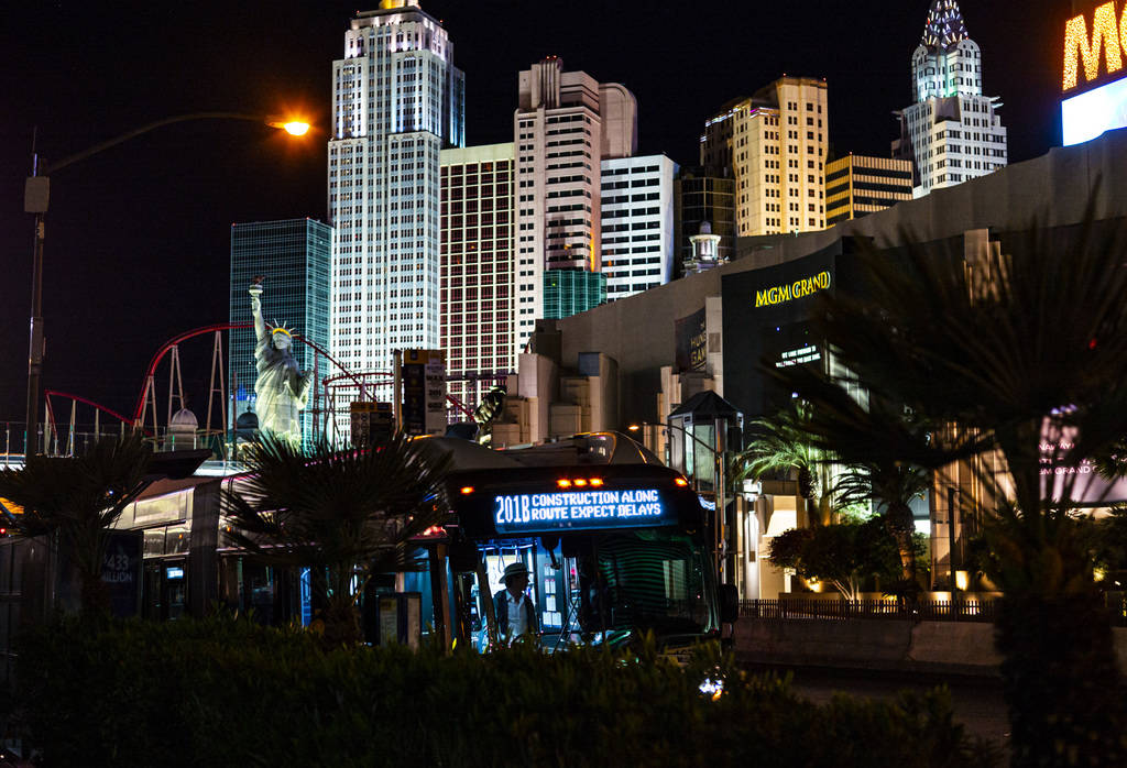 Un autobús se detiene en las afueras del MGM Grand en Las Vegas el lunes, 16 de marzo de 2020. ...