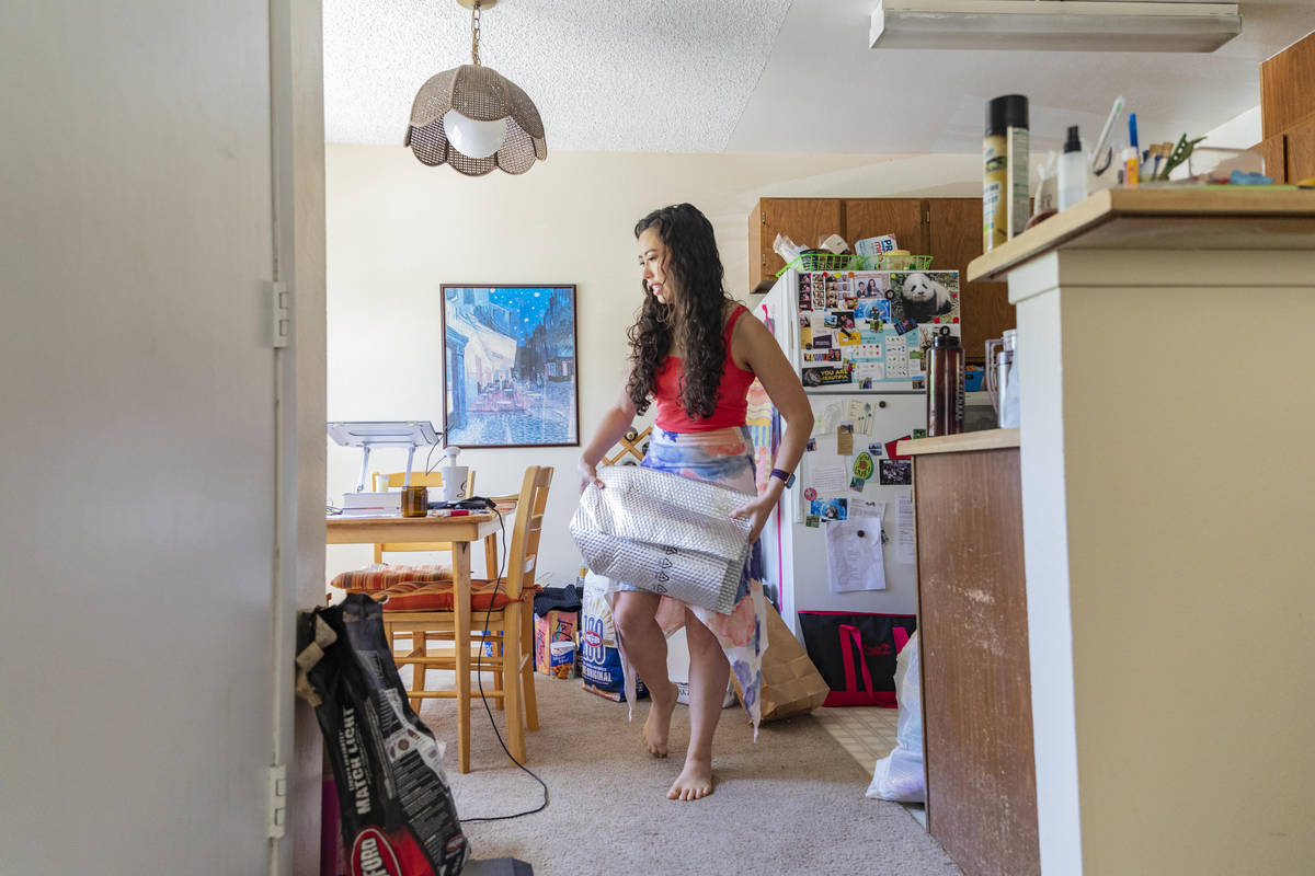 La estudiante graduada de la UNLV, Sam O’Connell, es fotografiada en su apartamento de Las Ve ...