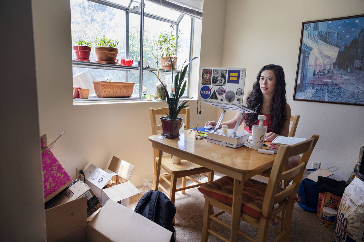 La estudiante graduada de la UNLV, Sam O’Connell, es fotografiada en su apartamento de Las Ve ...