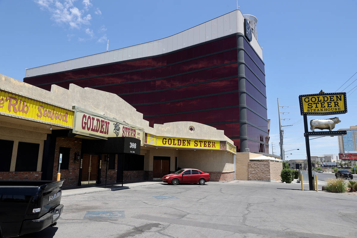 Golden Steer Steakhouse en la Avenida Sahara cerca del Strip en Las Vegas el viernes, 22 de may ...