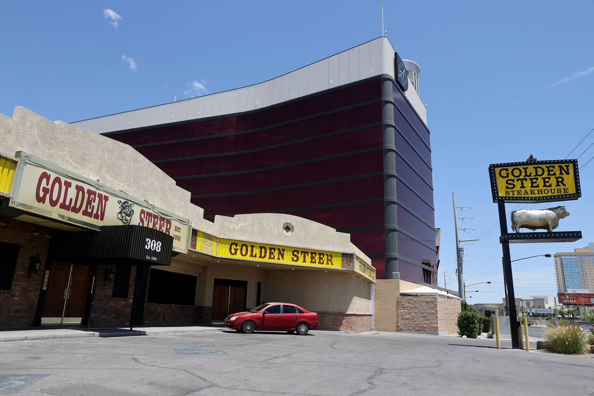 Golden Steer Steakhouse en la Avenida Sahara cerca del Strip en Las Vegas el viernes, 22 de may ...