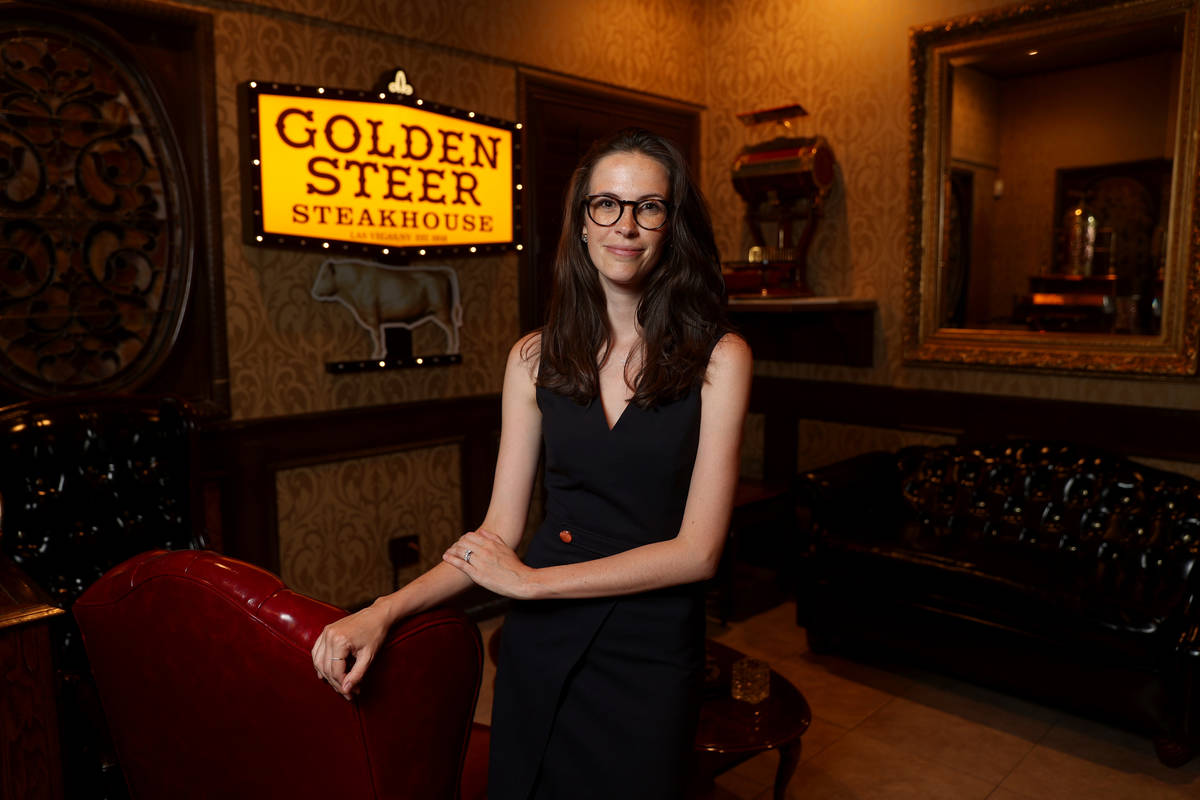 Amanda Signorelli, socia gerente de Golden Steer Steakhouse en la Avenida Sahara cerca del Stri ...