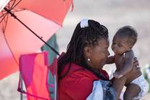 Deborah Lewis sostiene a su nieto de dos meses, Onyx Richmond, en Boulder Beach en el Área de ...