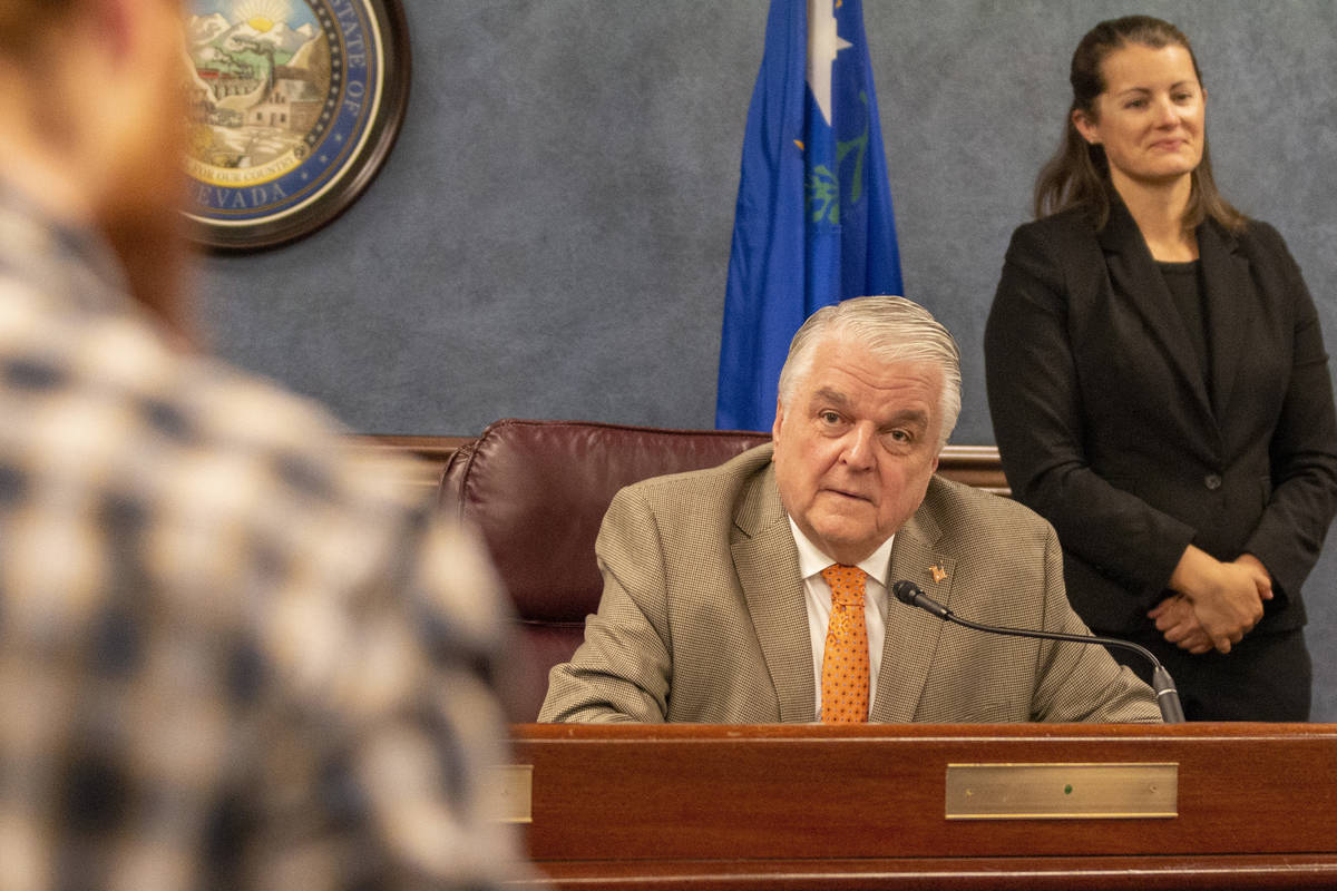 El Gobernador Steve Sisolak habla durante una conferencia de prensa para informar a los ciudada ...