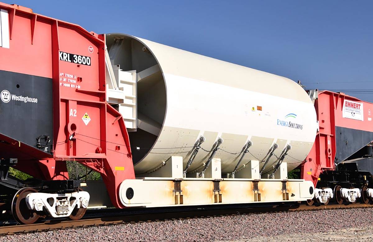El KRL 3600 es el vagón de tren más grande del mundo. Se muestra cerca de Barstow, California ...