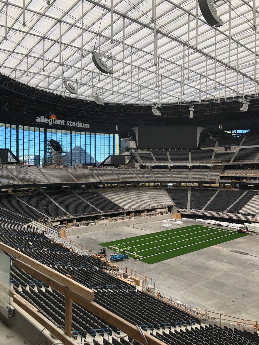 Equipos instalan el césped artificial en el que la UNLV jugará sus partidos en el Estadio All ...