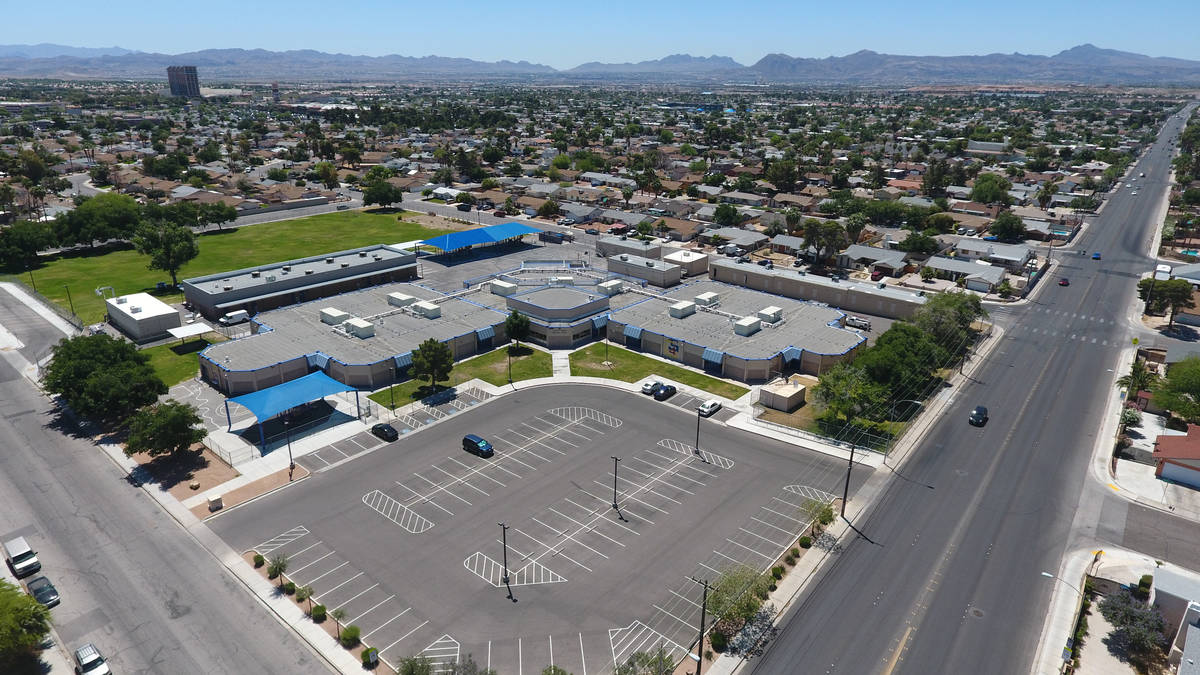 Una vista aérea de la Escuela Primaria Ferron en Las Vegas el miércoles, 27 de mayo de 2020. ...