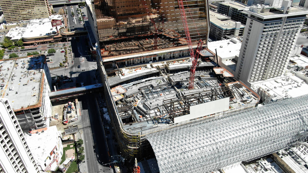 Foto aérea de la construcción del hotel Circa y del anfiteatro de piscinas de varios niveles ...