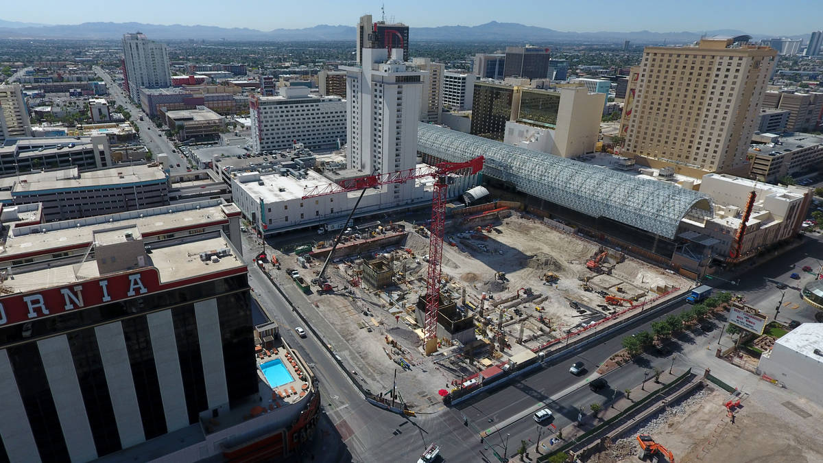 Foto aérea de la construcción del hotel casino Circa en el centro de Las Vegas el viernes, 3 ...