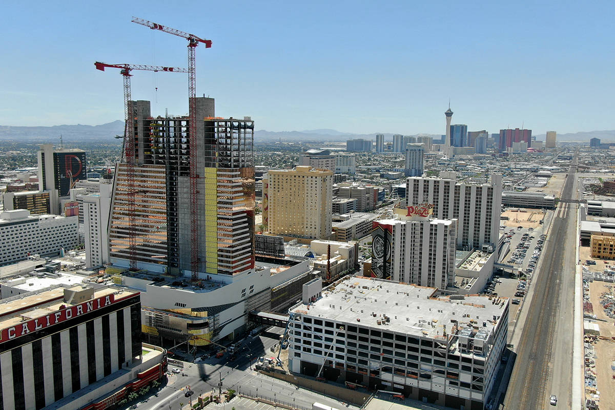 Foto aérea de la construcción del hotel Circa y el "Garage Mahal" en el centro de Las Vegas e ...