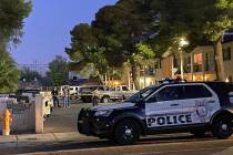 La policía de Las Vegas en la escena temprano el jueves, 28 de mayo de 2020, después de que u ...
