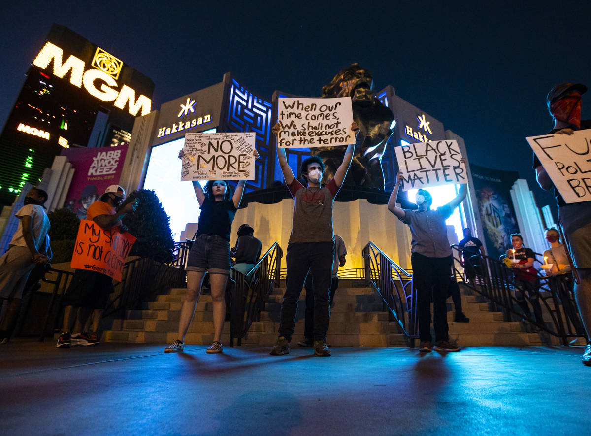 Manifestantes se reúnen para exigir justicia para George Floyd a lo largo del Strip de Las Veg ...