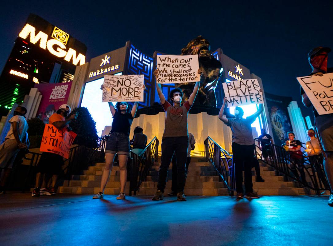 Manifestantes se reúnen para exigir justicia para George Floyd a lo largo del Strip de Las Veg ...