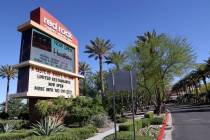 Red Rock Resort en Las Vegas el martes, 26 de mayo de 2020. Station Casinos están extendiendo ...