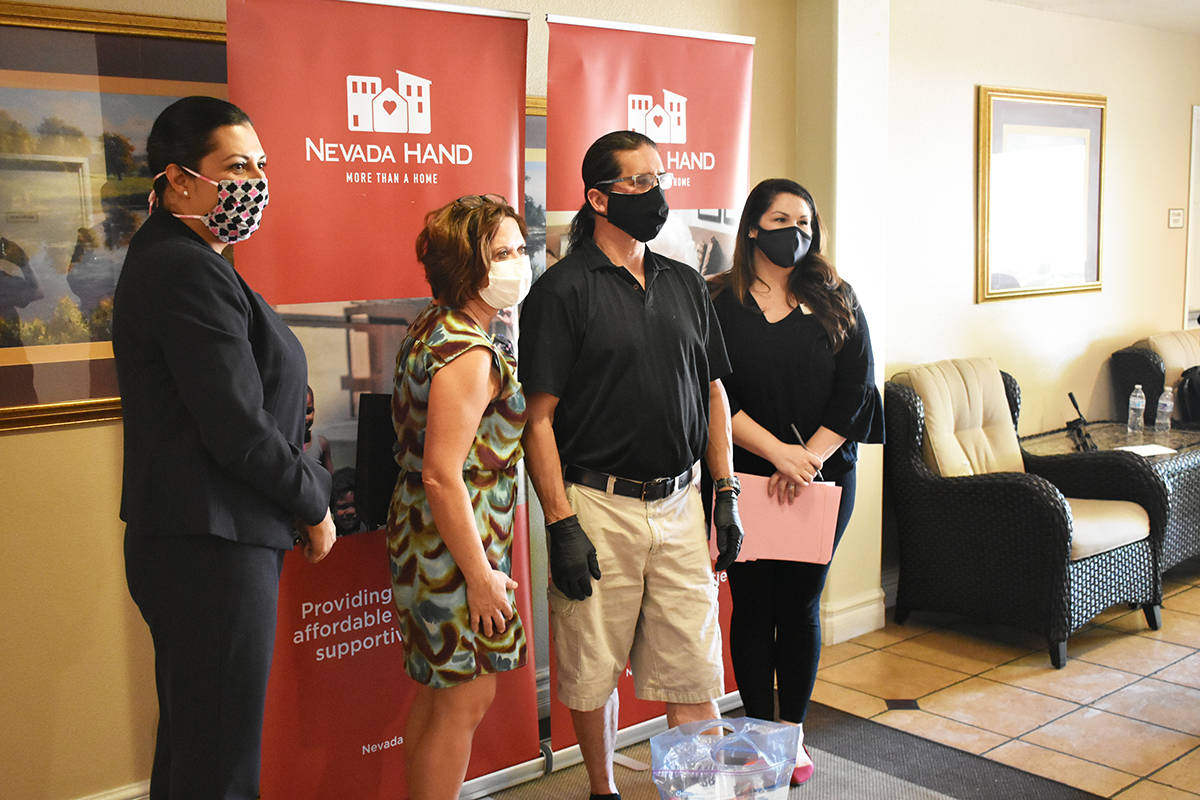 La concejal Olivia Díaz y voluntarios de The Mask Posse entregaron cubre-bocas a personas de l ...