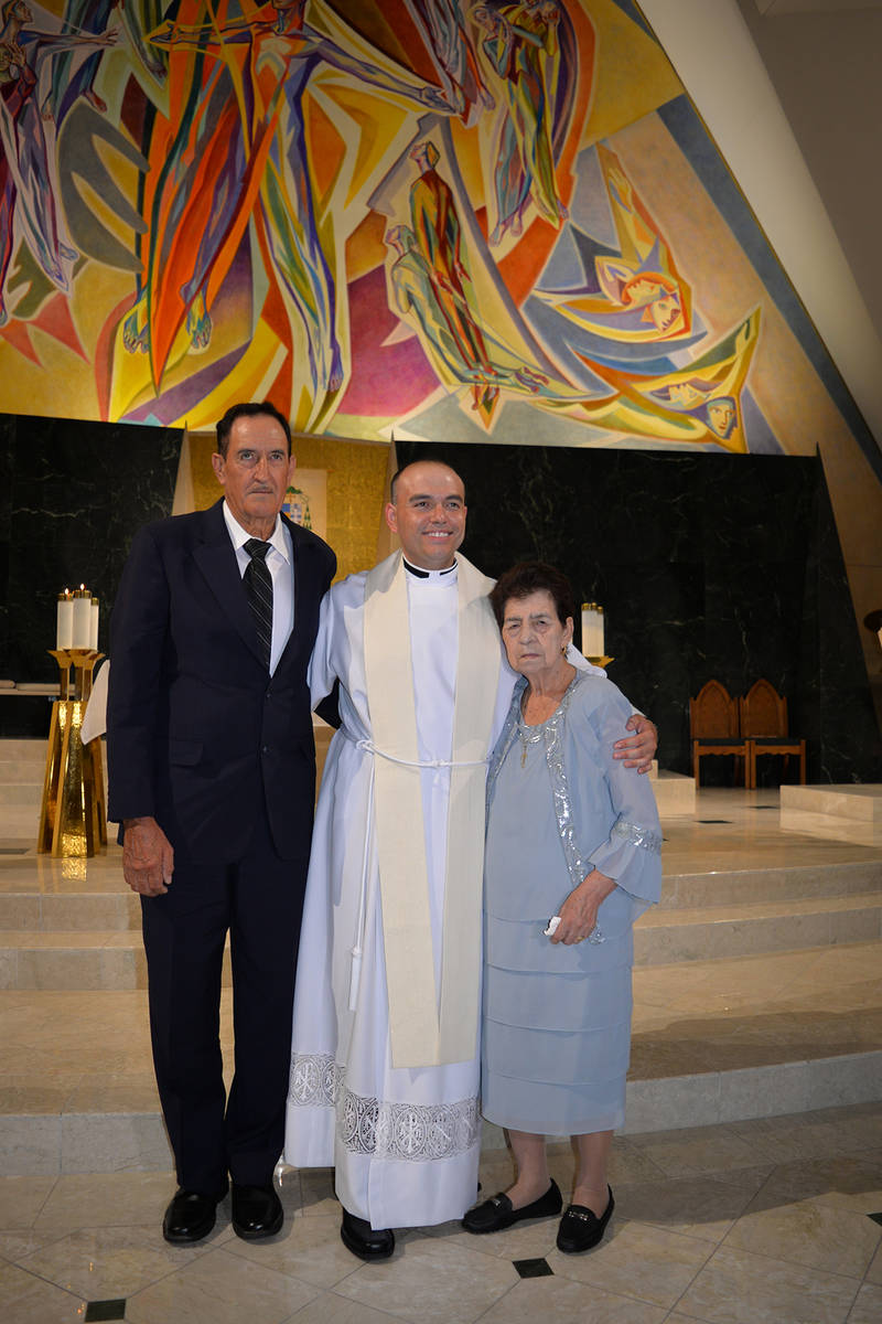 Archivo.- Consuelo Monárrez y Miguel Corral, padres del joven sacerdote se mostraron orgulloso ...