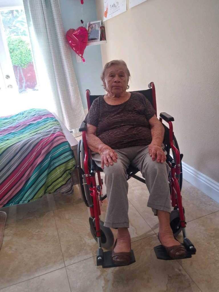 María Luisa Lopez Angelita recibió una silla de ruedas para poder movilizarse con mayor efici ...